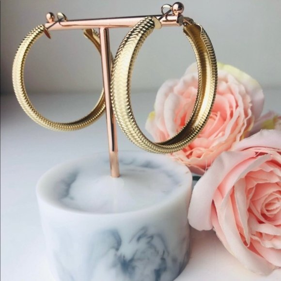 Elegant Light weight Chunky Gold Colour Hoop Earrings Gorgeous Jewellery - Picture 6 of 6